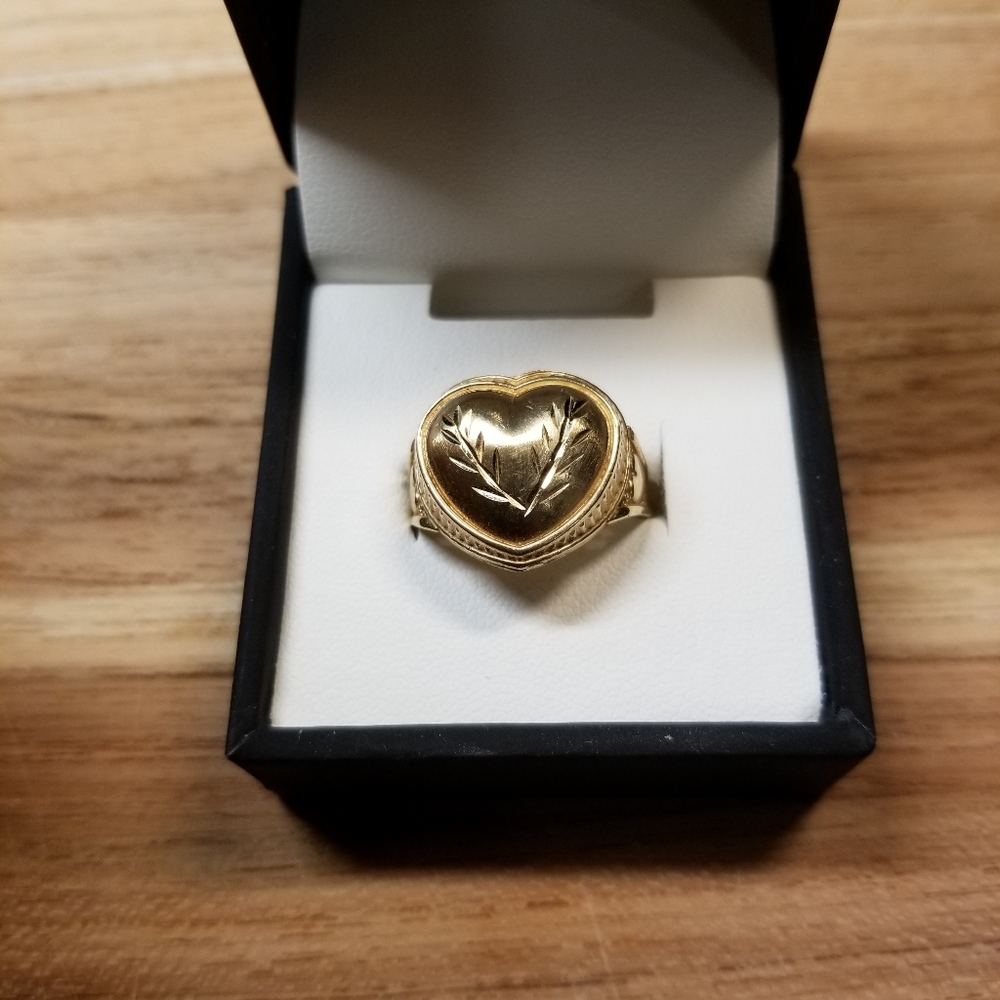 10 Kt Yellow Gold , 2.2 Grams Size 7.5 ELEGANT Gold Heart Ring with Leaf Design - Picture 5 of 6